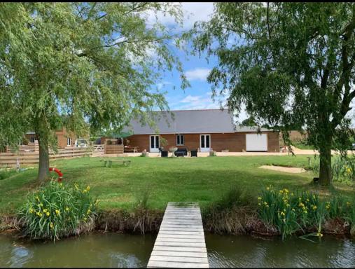 A luxury lakeside lodge for up to 12 lake side. - Housity
