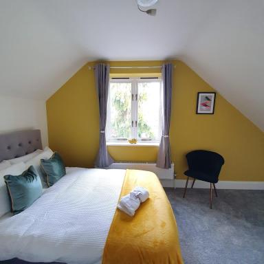 Spacious Beautiful and Warm Cottage with Parking - Housity