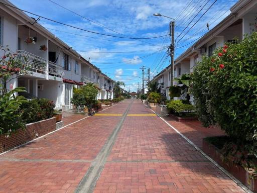 Agradable casa en conjunto cerrado con parqueadero - Housity