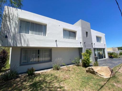 Casa moderna rodeada de Sierras - Housity