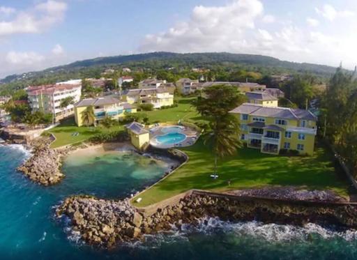 THE COZY HOUSE TWO, 3 BEDROOM BEACH FRONT - Housity