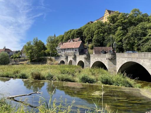 Ein Schlossturm besticht mit spektakulären Ausblicken ins Jagsttal und behaglichen Innenräumen - Housity