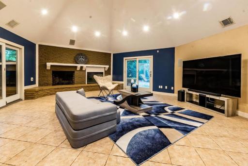 Huge 6 Bedroom with Pool, Spa, 85 Inch TV, Game Room - Housity