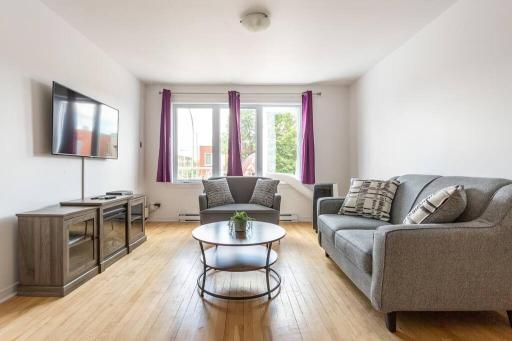 LOVELY RENTAL UNIT WITH BALCONY~ AUTOROUTE 40 - Housity