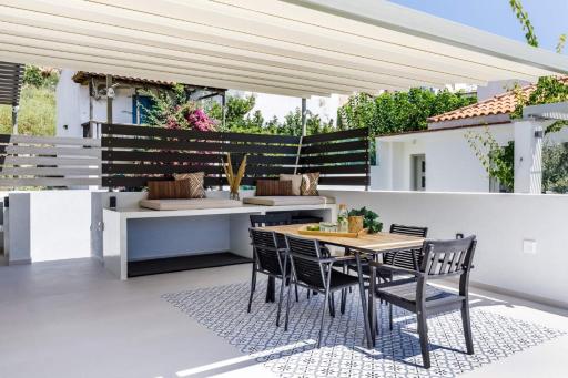 Breezy Rooftop House - Housity