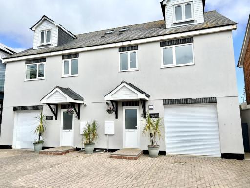 Modern spacious 4Bed House in Porth Newquay Brambl - Housity