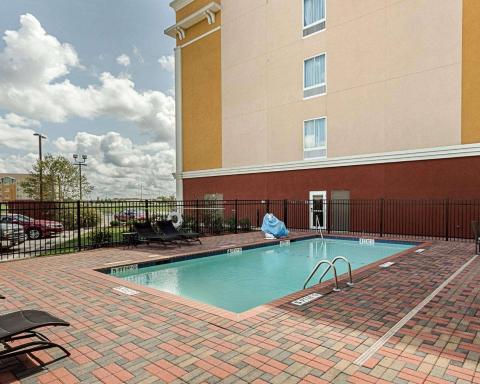 Comfort Suites near Tanger Outlet Mall - Housity