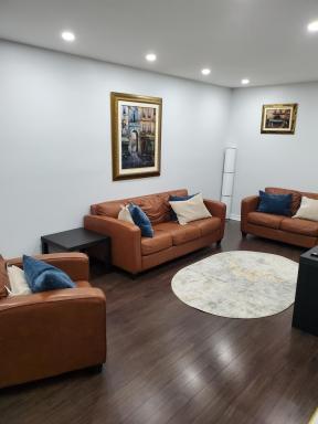 Cozy 3Bedroom home with free parking, mini gym, pool table, foosball table and PS4 console - Housity