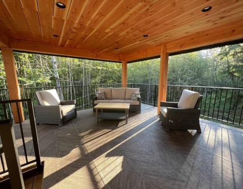 Tranquil 2 Bedroom Vacation Home with Covered Deck - Housity