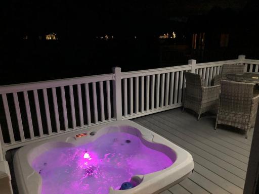 The Poplars Lodge with Hot Tub - Housity