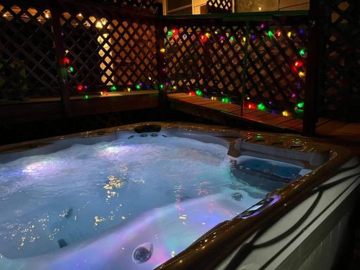 4 Bedroom, Fun and Relaxing Hot Tub - Housity