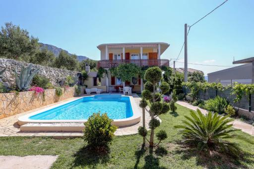Family friendly apartments with a swimming pool Kastel Sucurac, Kastela - 14047 - Housity