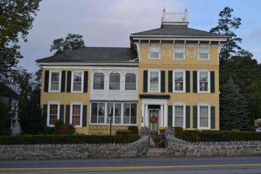 EJ Bowman House Bed & Breakfast - Housity