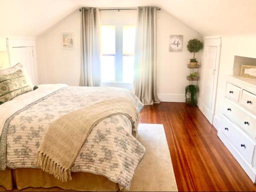 Cute private room near Naval base & Electric Boat - Housity