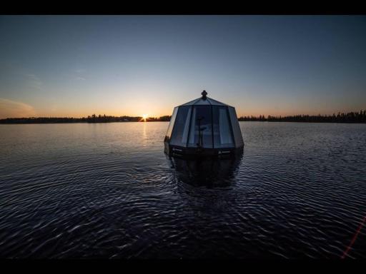 Glass Room lake view Luxury getaway for two - wild nature experience in Sweden - Housity