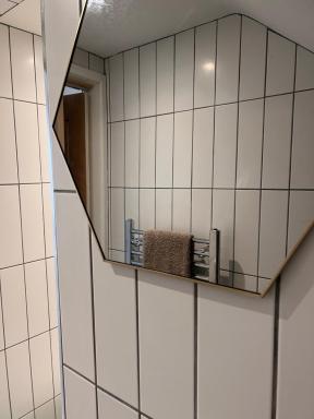 Stylish newly renovated beachfront getaway Margate - Housity