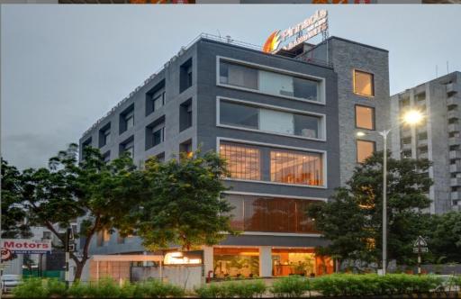 Pinnacle Grand Hotel - Housity