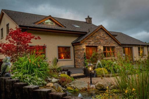 Spacious & Cosy fully equipped 4 bedroom house. - Housity