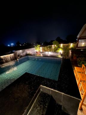 Param Country Home With Pool - Housity