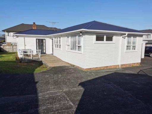 White weather board house - Housity