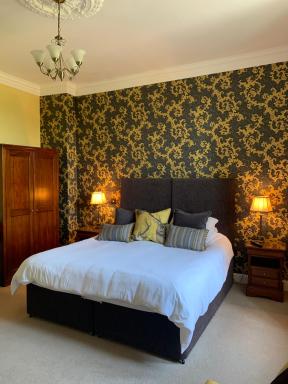 Creity Hall Guest House - Housity