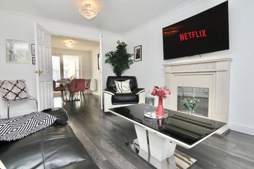 Tranquil 4Bed Retreat - 3 Min to M6, 10 Min to Coventry City Centre - Housity