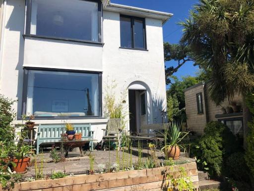 Sunnyview 5-Bed House in Kingsbridge with parking - Housity