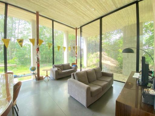 Light flooded architectural villa in the green - Housity