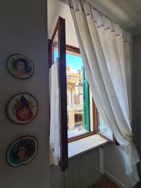 Via Mezzaterra 10 - Housity