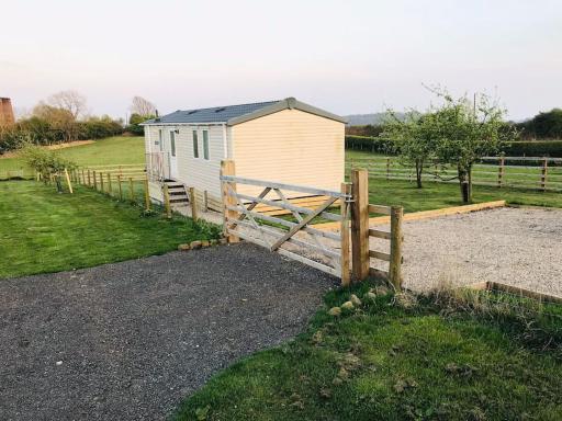 Plum Tree Lodge Set in 2 acres of Private Land - Housity
