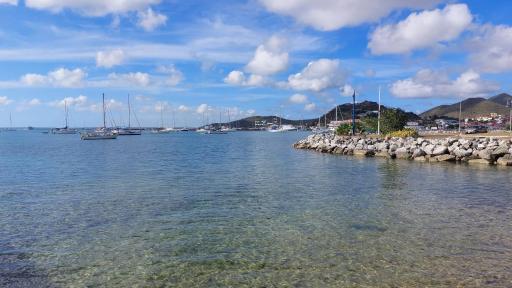 Appartement PIEDS DANS L'EAU VUE MER ACCES PLAGE ET PISCINE - Housity