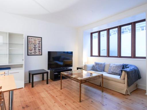 Sanders Park - One-Bedroom Apartment Near a Huge City Park - Housity