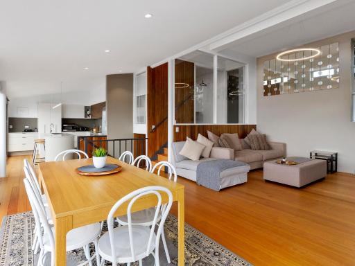 Spectacular Views - 5 Bedroom House and Unit - Free Parking - Free WIFI - Housity