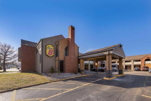 Super 8 by Wyndham Kansas City Airport North - Housity