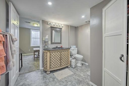 Lovely 3- bedroom apartment with street parking. - Housity