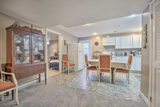 Lovely 3- bedroom apartment with street parking. - Housity