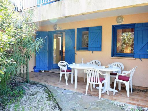 Appartement 2 pièces cabine, 6 couchages, avec piscine et terrasse ensoleillée au Lavandou - FR-1-251-235 - Housity