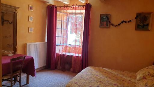 La Maison prés du ruisseau Chambre jaune - Housity