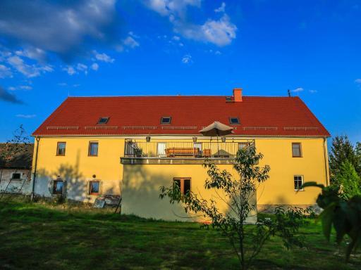 Gospodarstwo Agroturystyczne Chata na Izerskim Wzgórzu - Housity
