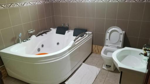 A &J Holiday Suites - Housity