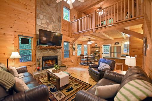 Private, nature, jetted tub, fire pit, easy access. Great family vacation property! - Housity