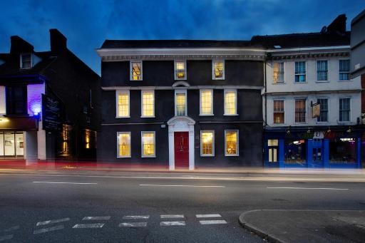Stone Court House - Housity