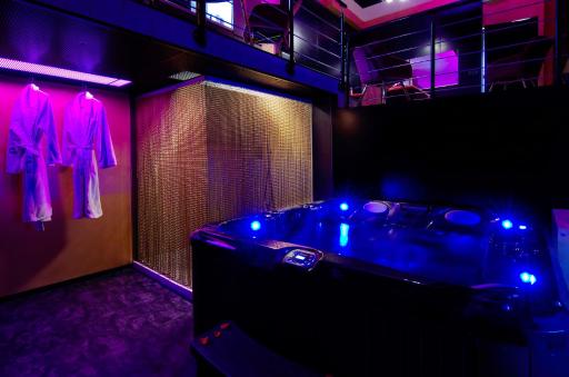 Mieuxqualhotel jacuzzi privatif Love room - Housity