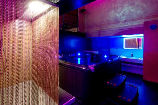 Mieuxqualhotel jacuzzi privatif Love room - Housity