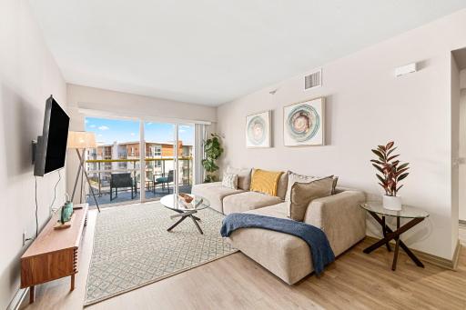 Marina View 2BR Apt, Steps to Beach W GYM, POOL & PARKING - Housity