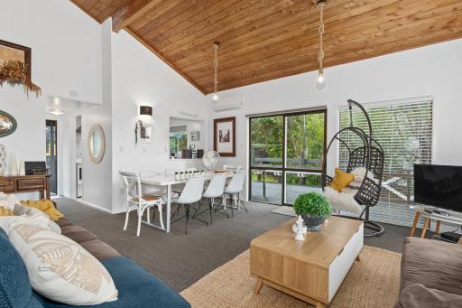 The Family Bach - Cable Bay Holiday Home - Housity