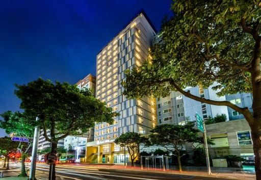 Hotel With City - Housity