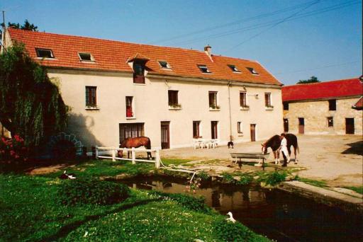 Maison spacieuse a Viarmes avec grand jardin et climatisation - Housity