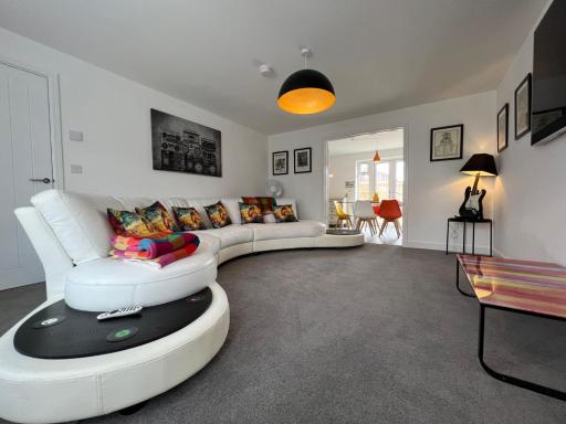 Spacious & Stylish 4-Bed House with Hot Tub in Prime Location - Housity