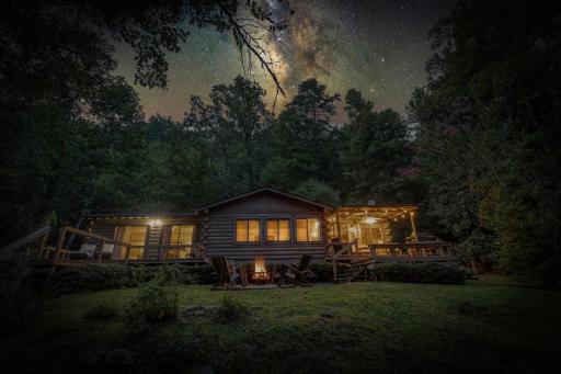 Magical Mountain Riverfront Retreat near Blue Ridge Georgia with Unforgettable Views! - Housity